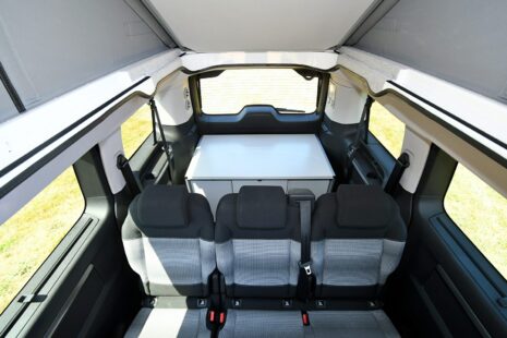 Situé à l'arrière du Vanster, le bloc cuisine peut être retiré entièrement, afin de retrouver la vocation tourisme du SpaceTourer ou utilitaire du Jumpy