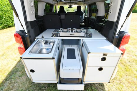 Il se compose de modules autonomes coulissants : évier, glacière, rangements, réchaud à gaz
