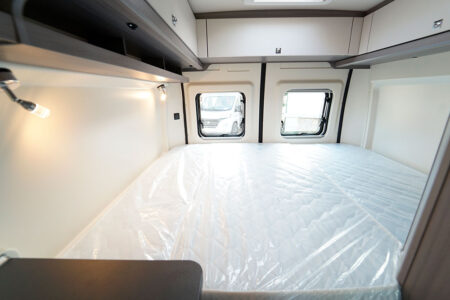 Vantana K60 FT French Edition. Avec sa largeur de 150 cm aux épaules, le lit transversal du K60 FT est parmi les plus larges que l'on puisse trouver.