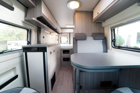 Vantana K60 FT French Edition. Très appréciable à bord d'un fourgon, l'absence de meuble tout en hauteur côté cuisine libère une profonde perspective.