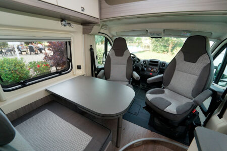 Vantana K 60 FT French Edition. Les sièges cabine avec tissu coordonné à la banquette font partie de la dotation French Edition.