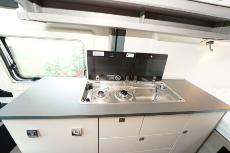 Vantana K 60 FT French Edition. Avec ses deux grands plans de travail, la cuisine se révèle particulièrement fonctionnelle.