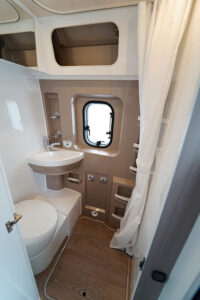 Vantana K60 FT French Edition. Hobby revendique des cabinets de toilette aux larges dimensions, conçus pour les grands gabarits.