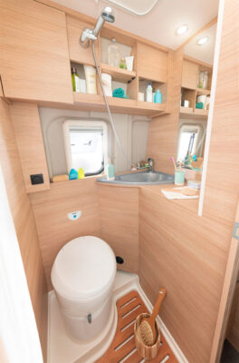 Dans le cabinet de toilette plus spacieux, la baie est en option.