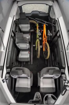 ... les banquettes 2/3 + 1/3 permettent d'isoler 1 ou 2 sièges individuels, pour faciliter le transport de matériel...