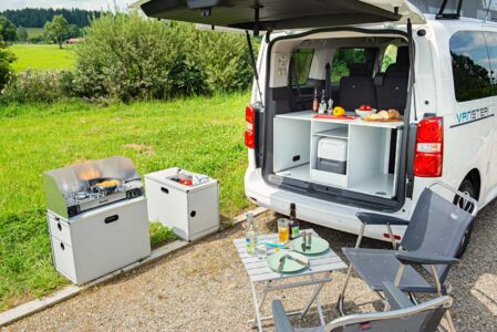 Les élément de cuisine de la Campbox sont autonomes et facilement transportables à l'extérieur du Vanster