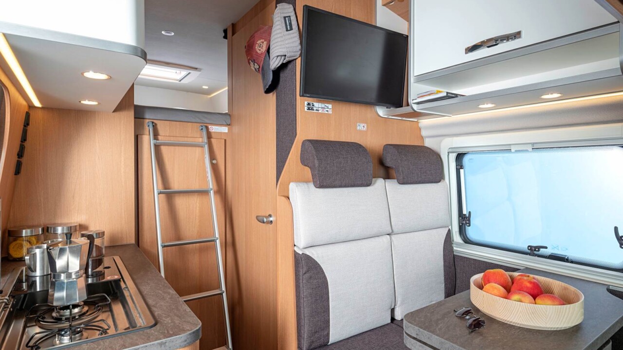 Accessible par une échelle, le couchage principal surplombe le garage