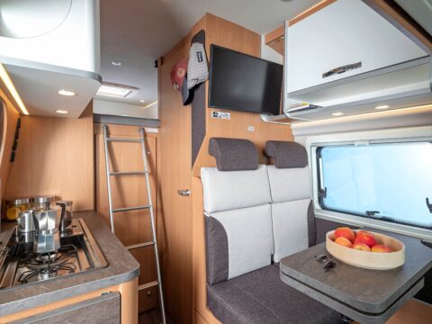 Accessible par une échelle, le couchage principal surplombe le garage