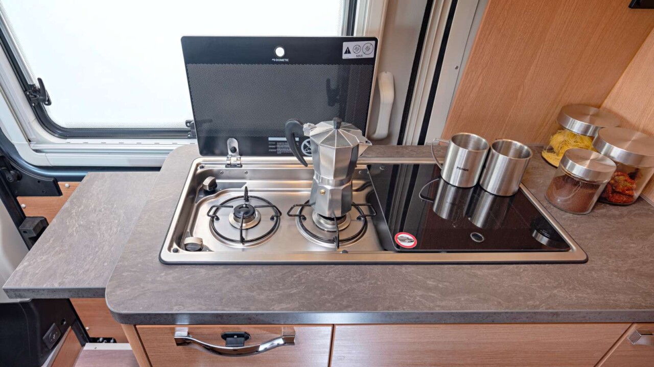 Petit bloc cuisine mais complet : 2 feux gaz, évier, frigo 75 L