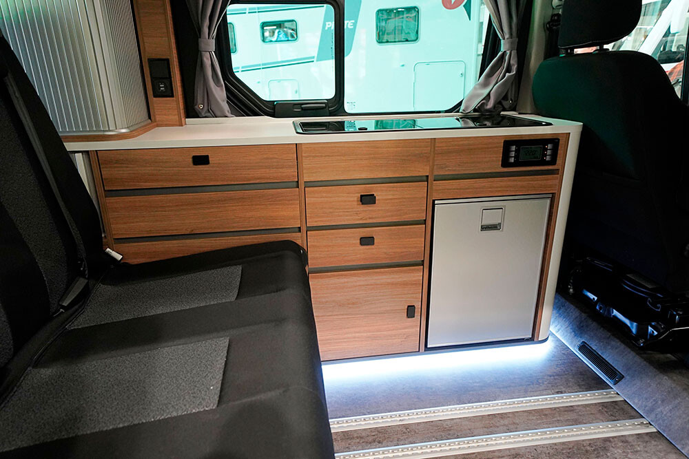 Façade bois et plan de travail crème, les lignes du mobilier sont élégantes.