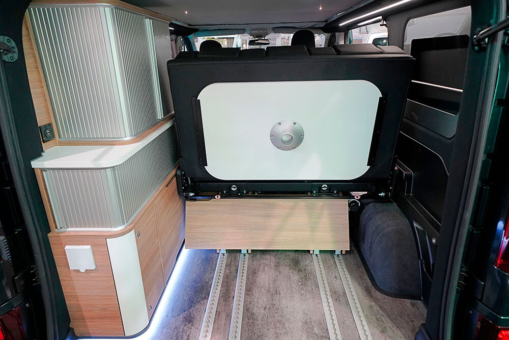 Grâce à la banquette coulissante, le volume de chargement peut varier. Quand elle n'est pas utilisée, la table trouve place derrière la banquette.