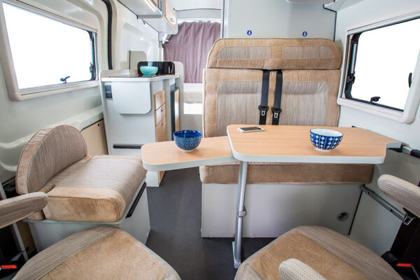 Inscrit au sein de la gamme Séjour, le Fortyvan 4x4 adopte la nouvelle teinte de meubles Sorano (finition chêne clair), ici associée à l'ambiance Palermo.