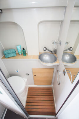 Pas besoin d'astuce, au sein du cabinet de toilette, chaque équipement trouve sa place.