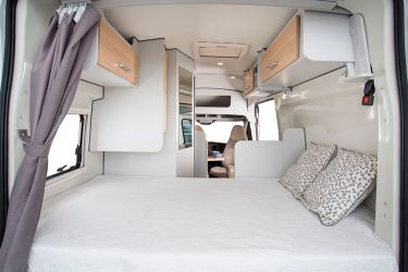 Au-dessus du pied de lit, une penderie vient compléter l'éventail des espaces de rangement proposés par le Fortyvan 4x4.