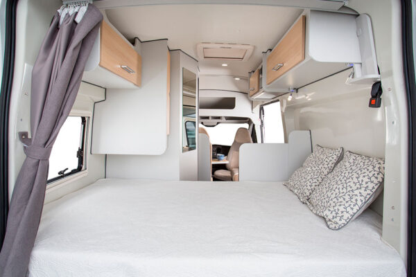 Au-dessus du pied de lit, une penderie vient compléter l'éventail des espaces de rangement proposés par le Fortyvan 4x4.