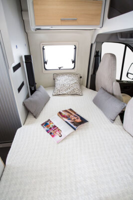 Après quelques manipulations, un troisième couchage de bonnes dimensions peut trouver place dans la dînette. Il est prévu de série dans la dotation du Fortyvan 4x4.