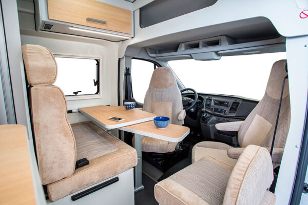 Cinq places assises et une table très modulable, à l'avant, chacun trouvera la configuration qui lui sied le mieux.