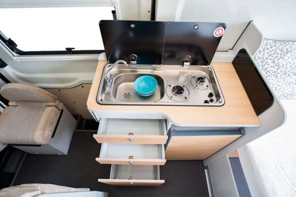 Sur la gauche, une tablette rabattable vient prolonger le plan de travail de la cuisine quand le besoin s'en fait sentir.