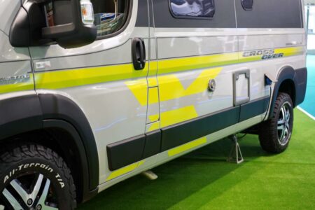 La sérigraphie exclusive comprise dans le pack Crossover complète son look de baroudeur.