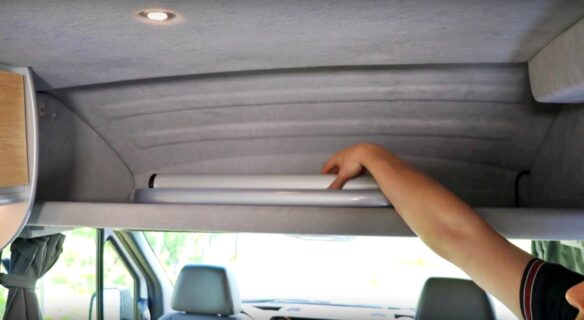 ...on peut y stocker la table en roulant, ou l'utiliser comme étagère à l'étape.