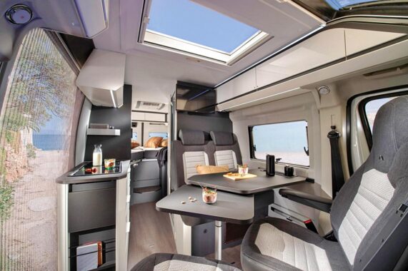 ...ce grand fourgon (6,36 m) sur Fiat 140 ch, dispose de grands lits jumeaux à l'arrière (52.950 €)