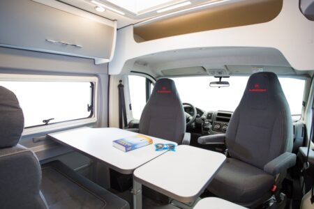 La table de dînette et son extension peuvent être utilisées à l'extérieur du fourgon, accroché au dos du bloc cuisine