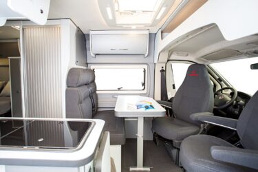 L'habitacle spacieux aux tonalités modernes du Randger R602.