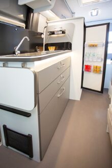 Des dimensions confortables pour cuisiner : grande extension du plan de travail, placards et larges tiroirs