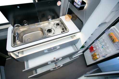 En cuisine c'est du tout cuit ! Fonctionnelle, de belles finitions, et un grand réfrigérateur 150 L à compression pour tout stocker.