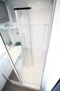 Escamotable, la salle de bain offre un confort maximal pour chaque configuration, ici en mode "cabinet de toilette", WC escamoté, lavabo déplié.