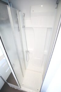 Enfin pour la configuration "douche" : WC et lavabo sont escamotés et protégés par la cloison tirée. On profite d'une vraie cabine de douche.