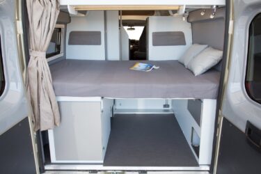 Le Randger R602 offre un grand volume de soute sous le lit. Le sommier à latte peut être relevé pour transporter des vélos par exemple.