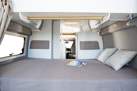 Le confortable lit transversal est assortie de nombreux rangements : poches murales, placards de pavillons, penderie contre la salle de bain, et lingère contre le frigo.