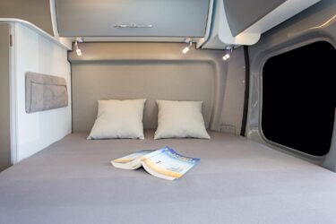 Lit 194 x 132 cm, des spots orientables, des rangements accessibles, qui dit mieux ?