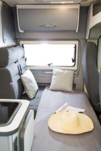 Facile à mettre en place, le lit d'appoint dînette affiche des dimensions de 181 x 109 cm