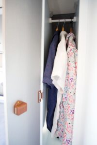 Le double avantage de la penderie du R602, elle ne déborde pas en pied de lit et offre une belle hauteur/profondeur.