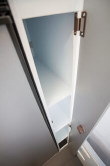 La lingère 3 niveaux vient se loger entre le grand frigo slim et le lit arrière.