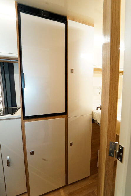 En haut, le frigo et une penderie. En bas, deux placards qui pourront compléter les rangements de la cuisine ou recevoir des effets personnels.