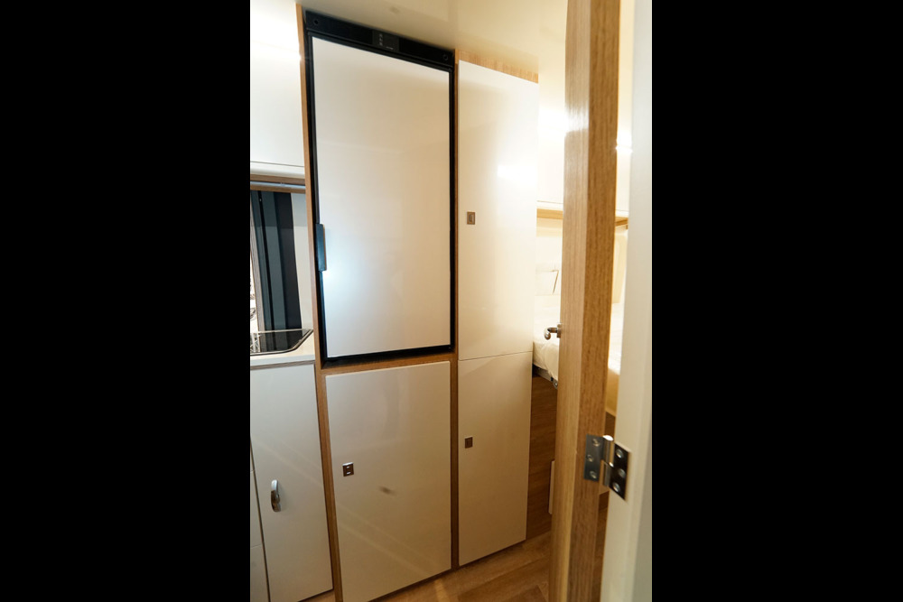 En haut, le frigo et une penderie. En bas, deux placards qui pourront compléter les rangements de la cuisine ou recevoir des effets personnels.