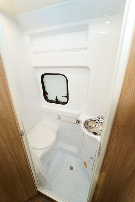 Dans le cabinet de toilette, baie de série pour l'aération et habillage thermoplastique pour un entretien facilité.