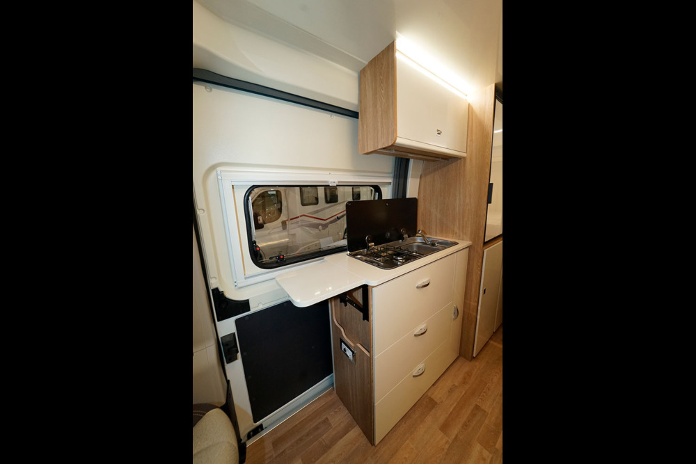 En cuisine également, les rangements ne manquent pas !