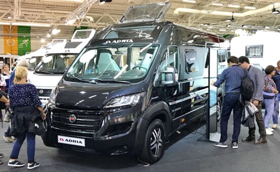 Au salon du Bourget, l'Adria Twin Supreme 640 SGX suscite beaucoup d'intérêt. Son étonnante maxi-soute garage comble les amateurs de deux-roues en quête d'espace de stockage.