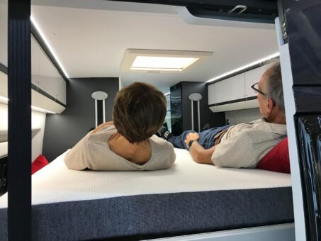 De toute évidence les dimensions du lit de pavillon en position haute (132 cm de large par 181/170 cm de long) se révèlent très confortables pour ce couple de grande taille.