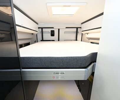 La présence de la salle d'eau en pied de lit occasionne un petit décrochement qui explique les 2 longueurs de couchage relevées (181 et 170 cm). La limite de charge est de 200 kg.