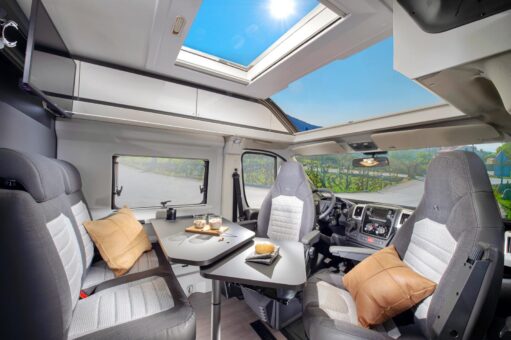 Un Skyroof de série équipe les 3 modèles haut de gamme Adria Twin Supreme.