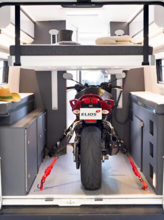 Avec une surface de 2,15 m2 au sol, la soute garage de l'Elios 63 GX peut accueillir une grosse moto.