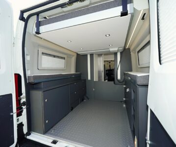 Un fourgon utilitaire ? Non, Elios 63 GX, un fourgon VASP avec garage et lit de pavillon !