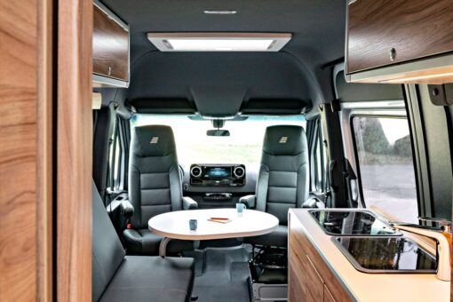 Le salon de l'Hymer DuoCar S et son innovante banquette-canapé transformable en lit double