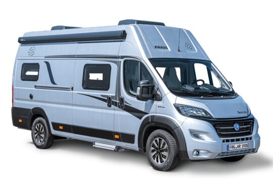 Affiché à 55.395 €, le Knaus BoxLife 640 ME (6,36 m) inclus de nombreuses dotations de série. On distingue ici les équipements extérieurs : baies Seitz S7P, marchepied électrique, store.