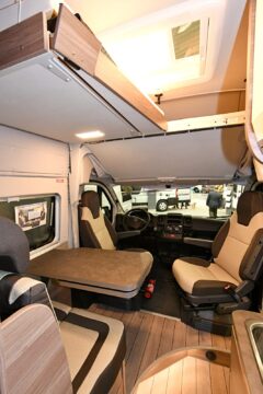 Outre les 2 places nuit du lit de pavillon arrière, le BoxLife 640 ME peut accueillir 5 places supplémentaires en option : lit arrière en partie basse, lit de pavillon avant, et lit d'appoint dînette.